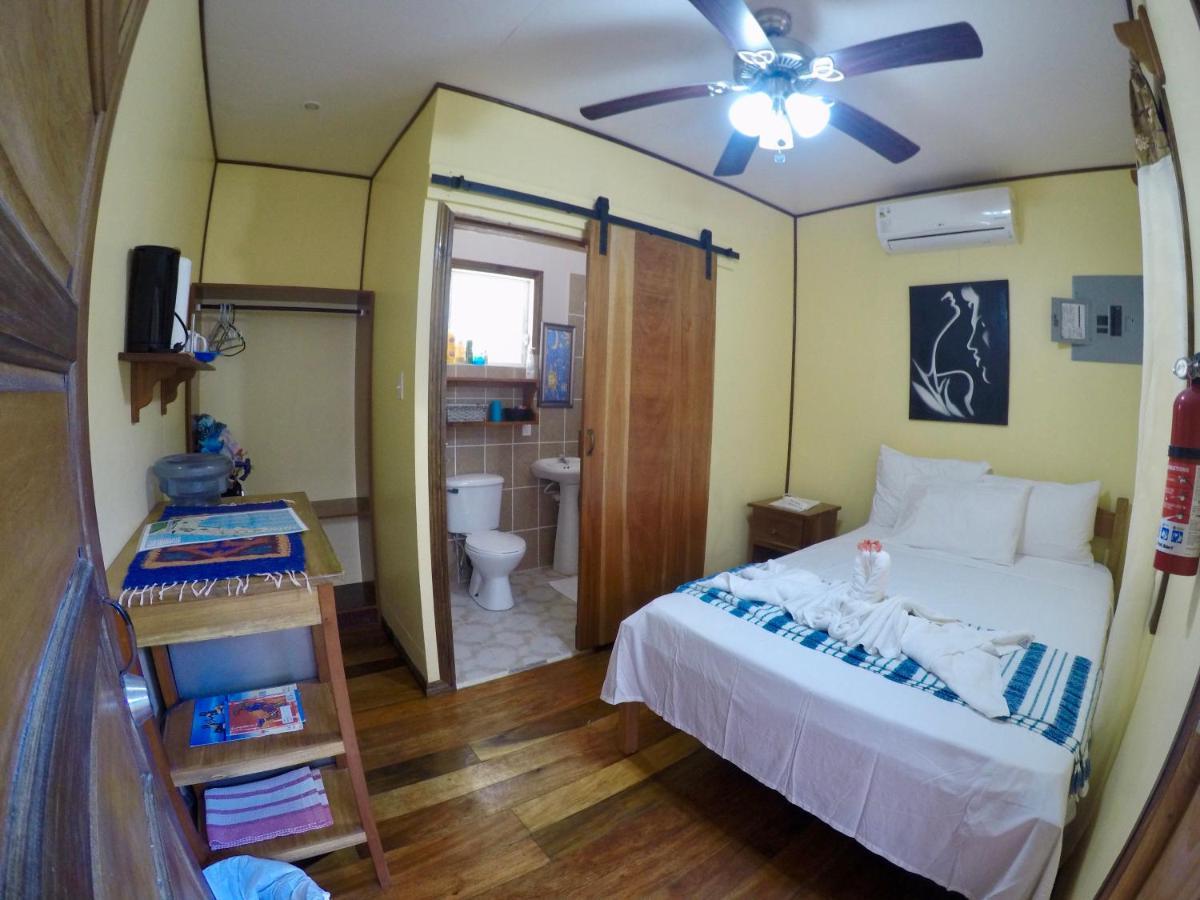 Chila'S Accommodations Caye Caulker Extérieur photo