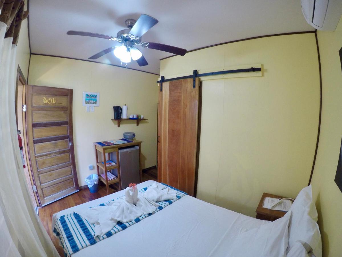 Chila'S Accommodations Caye Caulker Extérieur photo