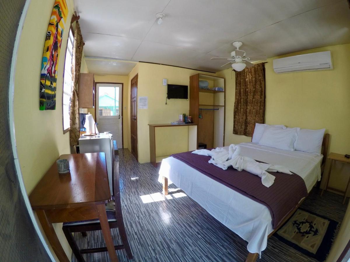 Chila'S Accommodations Caye Caulker Extérieur photo