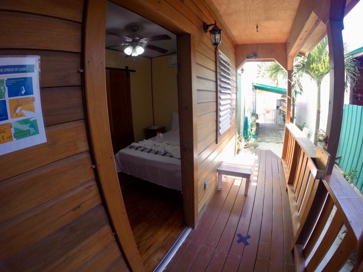 Chila'S Accommodations Caye Caulker Extérieur photo