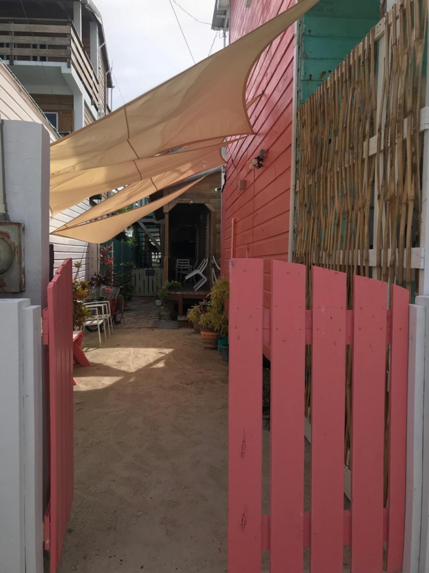 Chila'S Accommodations Caye Caulker Extérieur photo