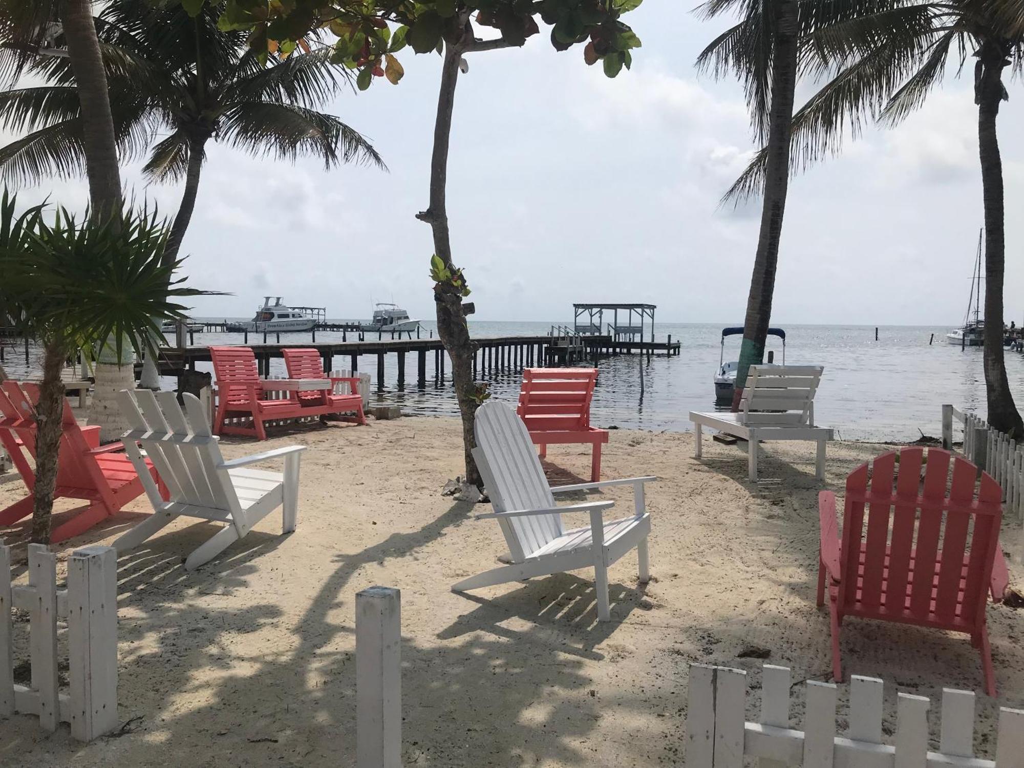 Chila'S Accommodations Caye Caulker Extérieur photo